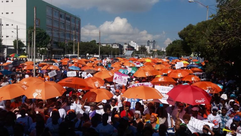 MARCHAN CONTRA LA VIOLENCIA DE GENERO