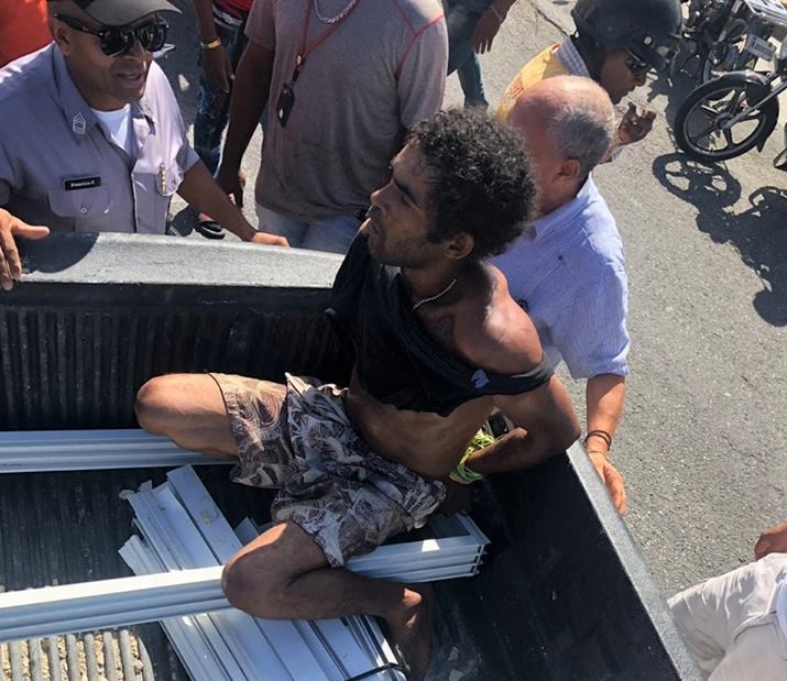 Multitud atrapa y tortura sujeto robaba alambres eléctricos en Sosúa