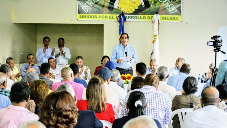 GOBIERNO ENTREGA 14 MILLONES DE PESOS A GANADEROS DE LA SIERRA
