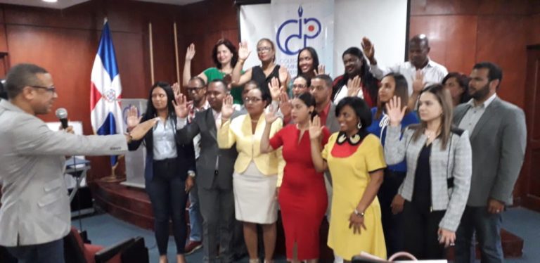 JURAMENTAN NUEVOS MIEMBROS EN EL COLEGIO DE PERIODISTAS