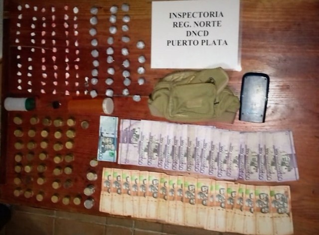Incautan 102 porciones de drogas, dinero en efectivo, celulares y motocicleta