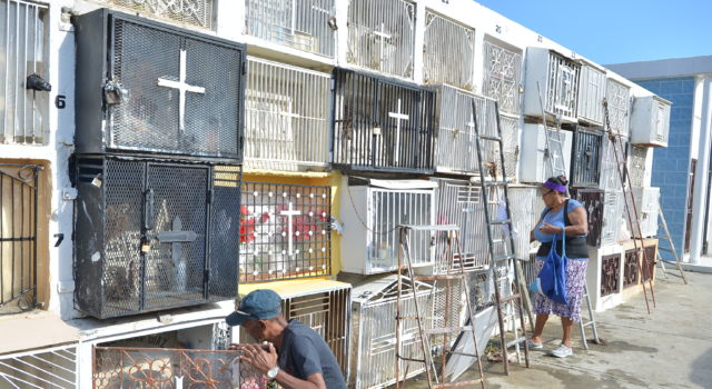 ACUDEN MASIVAMENTE A CEMENTERIOS EN  DIA DE FIELES DIFUNTOS