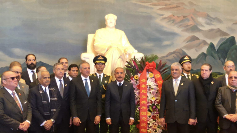 Presidente Danilo Medina visita Mausoleo Mao Zedong