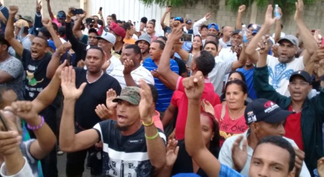 Dictan coerción contra ex fiscal acusado de violar un adolescente
