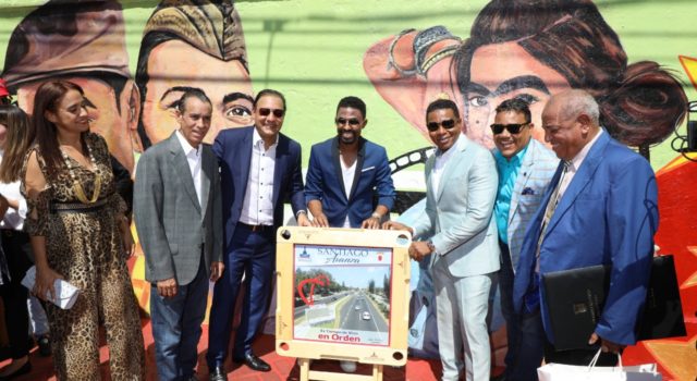 Alcalde Abel Martínez develiza mural en honor a los humoristas del país