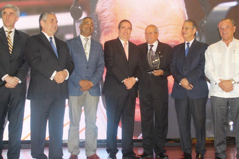 Adompretur reconoce a Rodolfo Espinal como “maestro de la comunicación y voz del turismo”