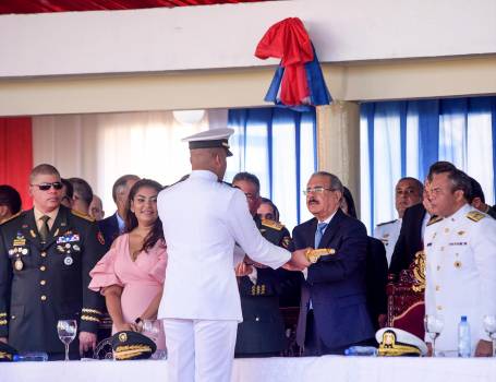 Presidente Medina juramenta  17 nuevos oficiales de la Armada