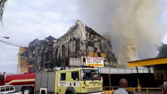 Incendio destruye tienda de electrodomésticos L&R Comercial
