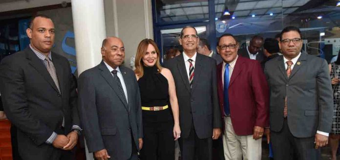 Tribunal Constitucional ofrece cóctel navideño a  periodistas de Santiago