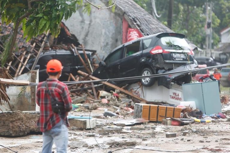 Mas de 200 fallecidos por un tsunami en el estrecho indonesio de Sonda