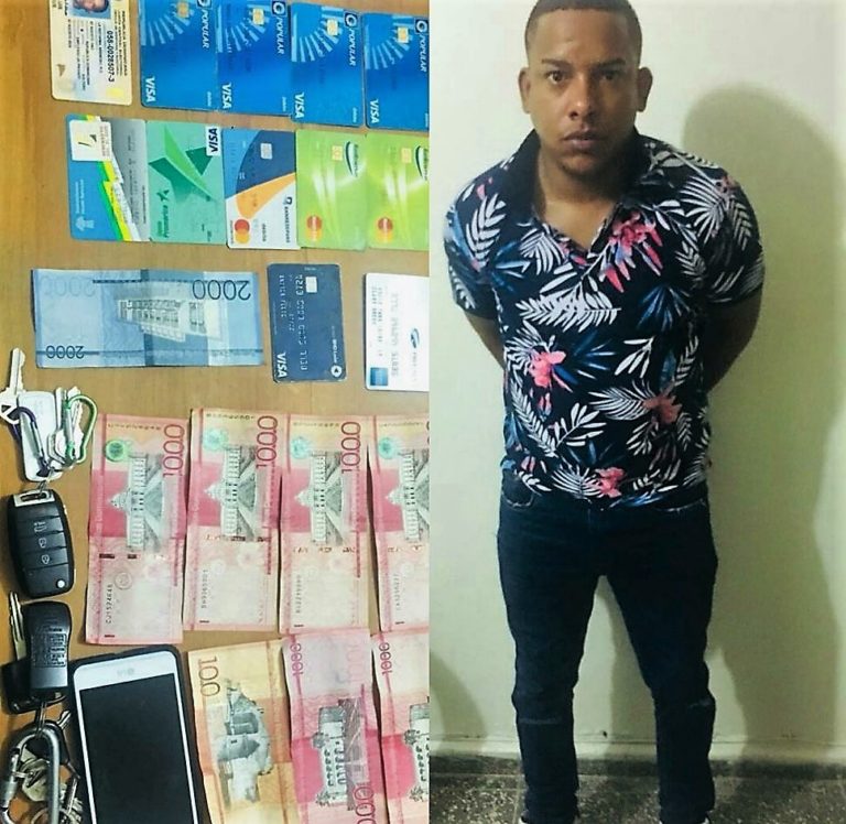 Policía apresa 2 sujetos por portar varias tarjetas de crédito ajenas