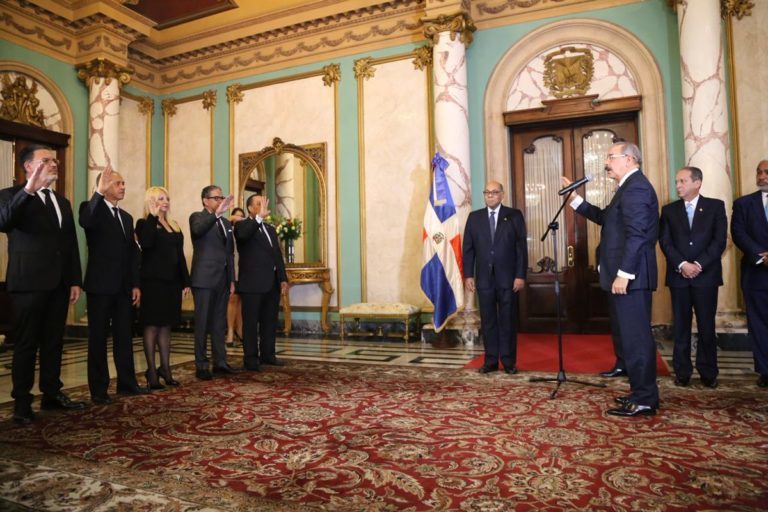 Presidente  juramenta nuevos jueces del Tribunal Constitucional