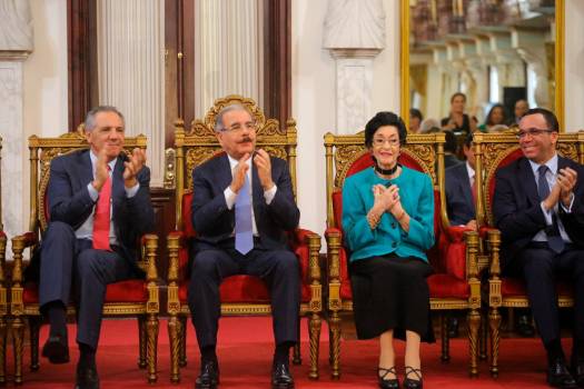 Pte Medina entrega a  Carmenchu Brusiloff; Premio Nacional de Periodismo