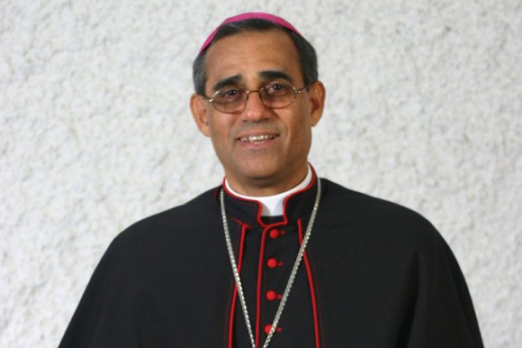 OBISPO AFIMA IGLESIA NO DEBE METER LAS NARICES EN TODO