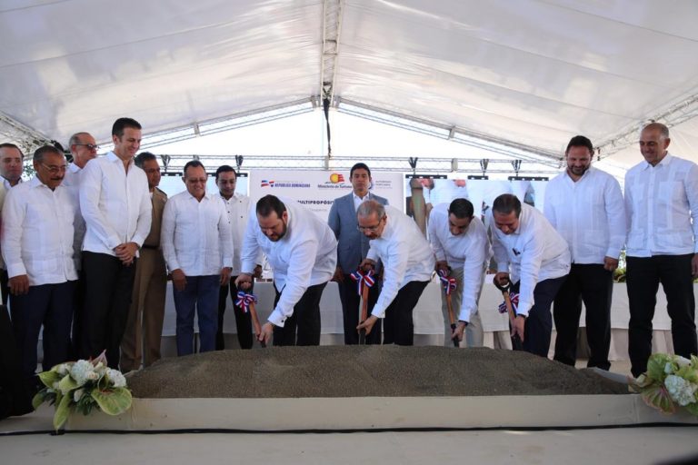 Dan primer palazo deja iniciados trabajos de construcción puerto multipropósito en bahía de Puerto Plata