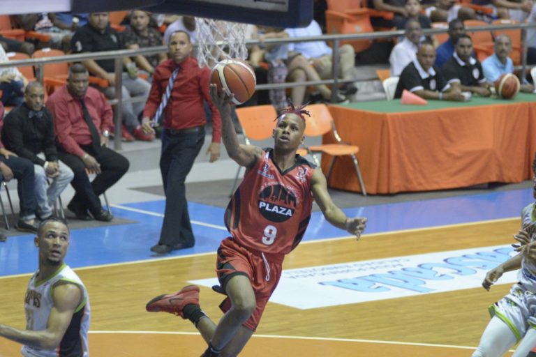 Oliver García debuta con 22 puntos y guía al Plaza a la victoria