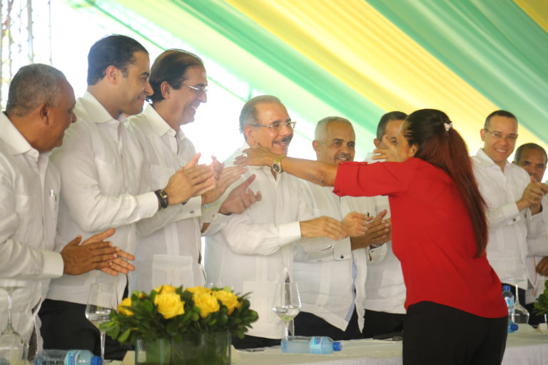 Danilo Medina entrega 865 títulos propiedad a productores de Monte Cristi
