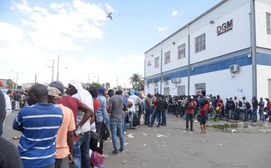 Haitianos indignados por cobro de 20 dolares para entrar al país