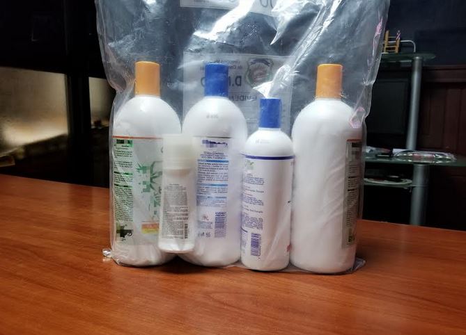 Detienen  joven con varios envases llenos de cocaína liquida