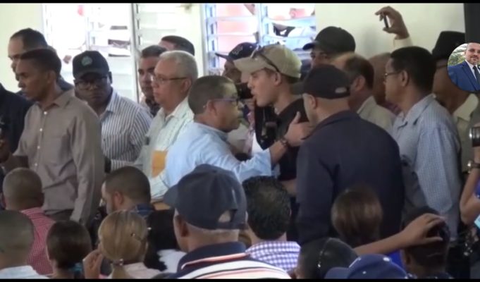 Sacan por la fuerza a periodista que cubría actividad del Presidente