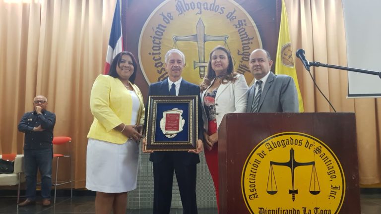 Asociación de Abogados y La seccional del Colegio de Abogados de Santiago  reconocen al magistrado Domingo Gil