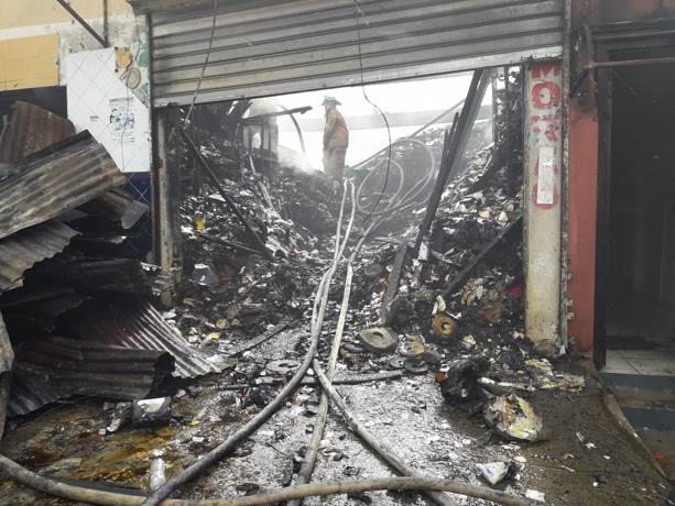 FUEGO EN FABRICA TEXTIL, AFECTA VARIAS VIVIENDAS