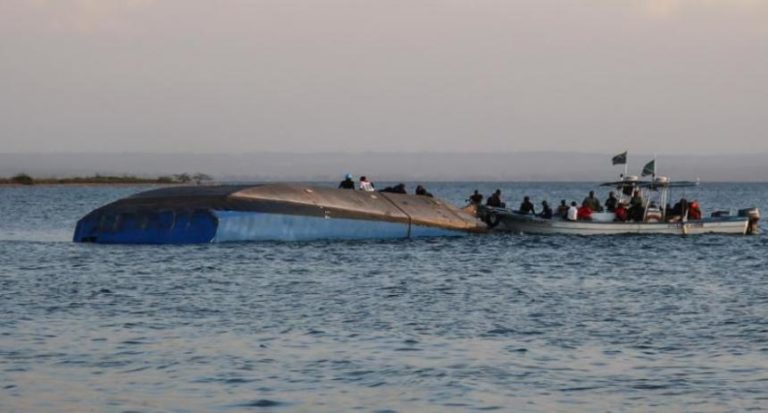 MUEREN 28 HAITIANOS AL HUNDIRSE EMBARCACION