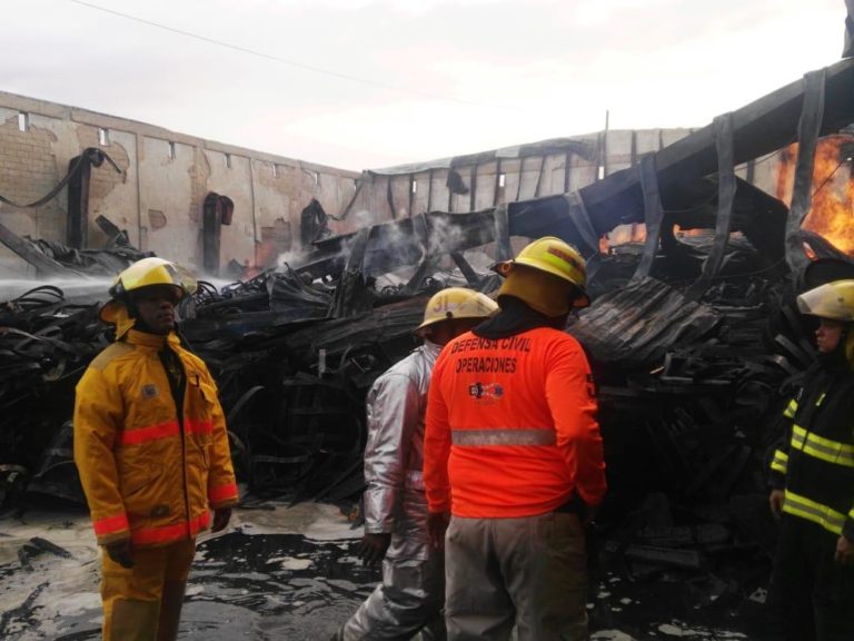 Sofocan incendio en depósito licorero de Casa Brugal