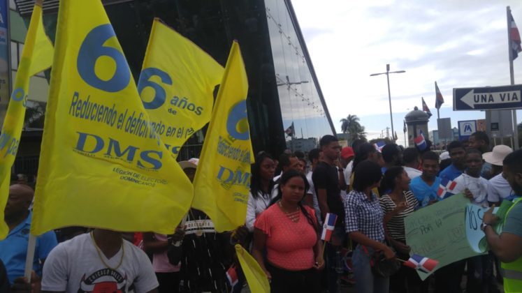 FRENTE AL CONGRESO PIDEN REELECCION DEL PTE MEDINA