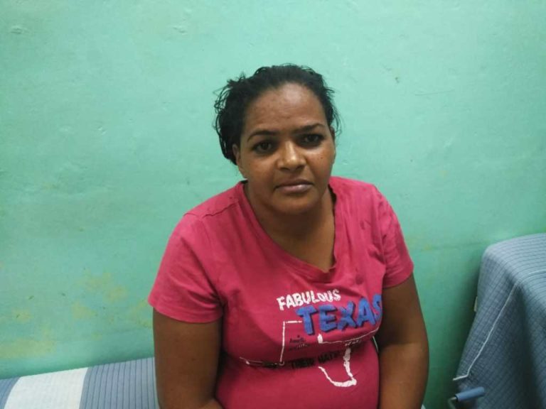 Golpean mujer en la cabeza y le roban el motor