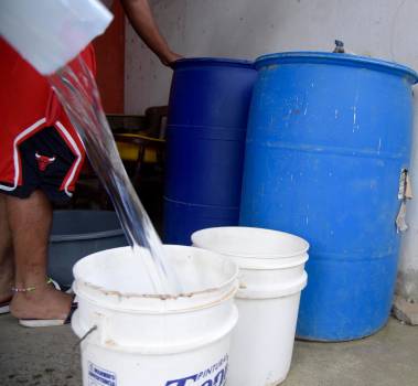 RESIDENTES EN BARRIOS DE SANTIAGO SE QUEJAN POR FALTA DE AGUA POTABLE