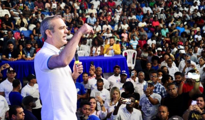 ABINADER ACUSA  A PELEDEISTAS DE SER EXPERTOS EN CAMPAÑA SUCIA
