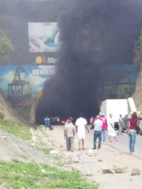 SE INCENDIA  JEEPETA EN TUNEL