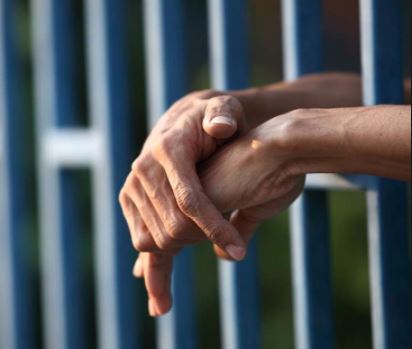 Acusan hombre de violar hijastro