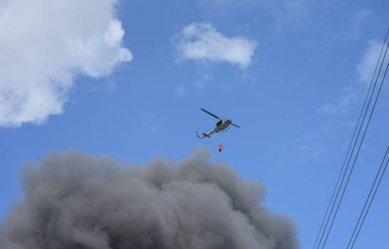 Combaten fuego  por aire y tierra