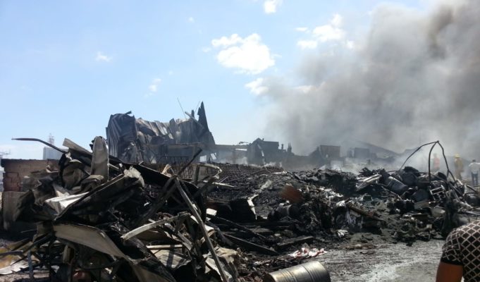 Sofocan fuego en fabrica de plástico