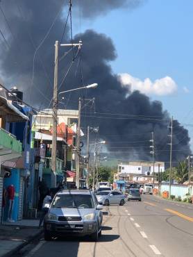 Fuego en destilería de Brugal