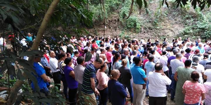 Feligreses católicos realizan misa en medio del Río Yaguajay