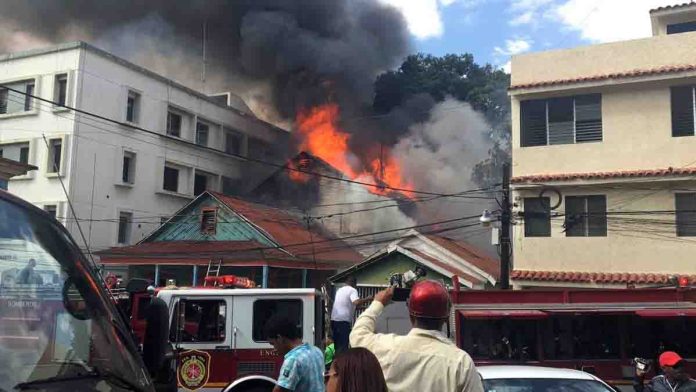 Se registra fuego en  antigua casa de Balaguer en Santiago