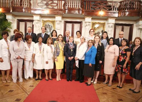 PTE MEDINA CONDECORA A 14 MUJERES