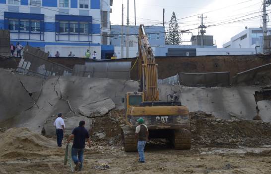 Reparan calle colapsada frente a centro de salud