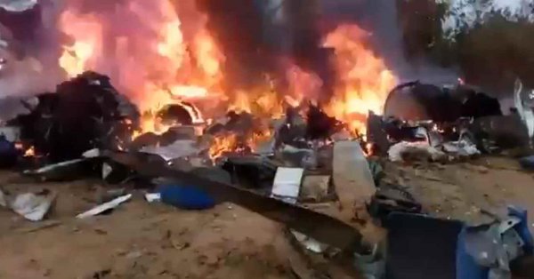 MUEREN DOCE AL ESTRELLARSE AVION EN EL CENTRO DE COLOMBIA