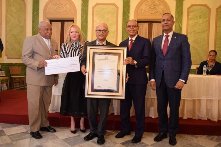CDP Santiago felicita Perfecto Martínez por ganar Premio