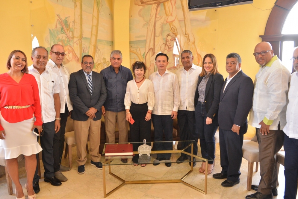 El Clúster Turístico de Santiago recibe visita del embajador de la República Popular  China