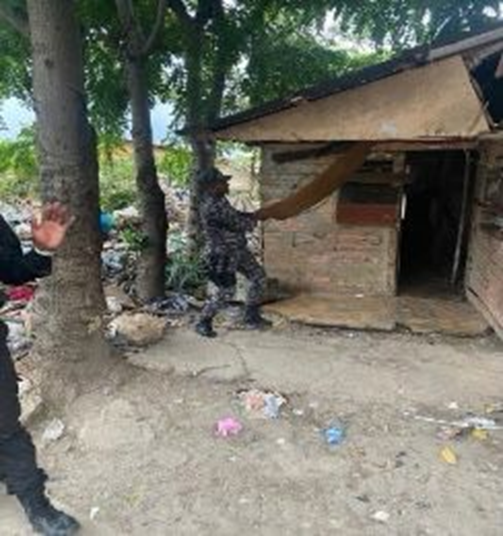 Policia  destruye  casuchas donde se comercializaba  sustancias controladas