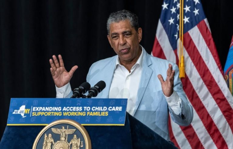 Adriano Espaillat gana nominación al Congreso