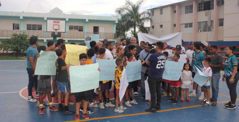 Deportistas emplazan autoridades para que se les devuelva la casa Club de Barrio Lindo
