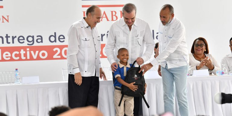 Pte Abinader encabeza inicio de entrega gratis de utiles escolares