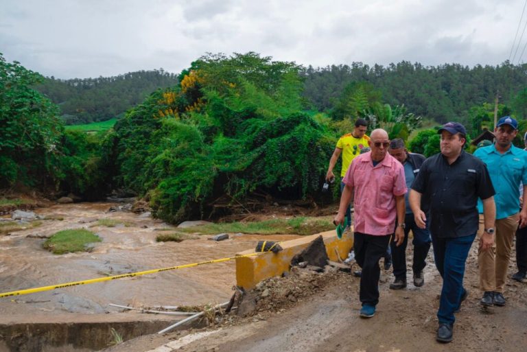 Pte Abinader instruye comisión para ayudar a familias afectadas por lluvias en Manabao