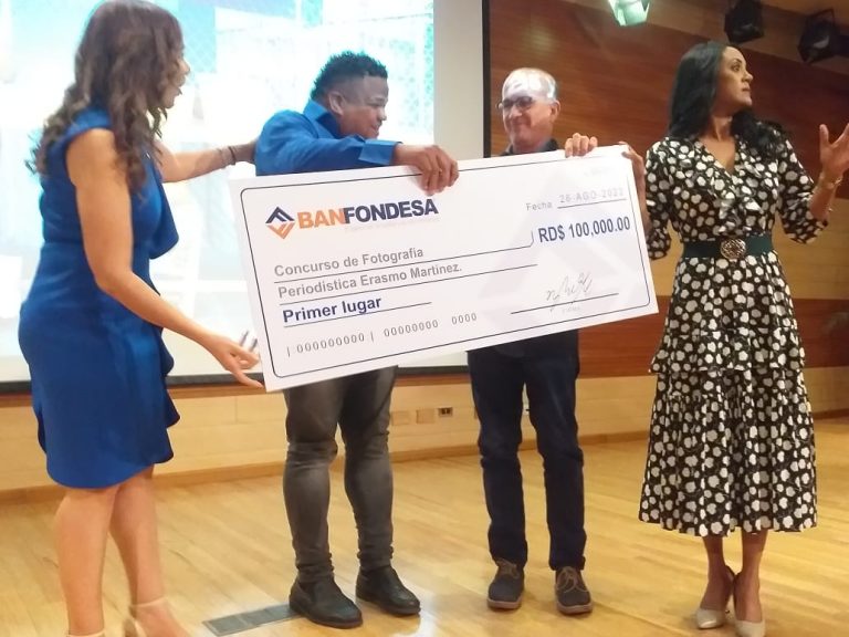 Foto reportero Ricardo Flete del periódico El Caribe gana primer lugar  concurso Erasmo Martínez 2022